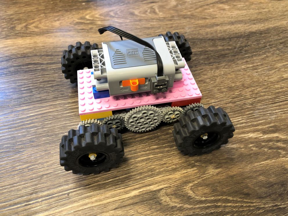 4 wheel drive vehicle built from LEGO